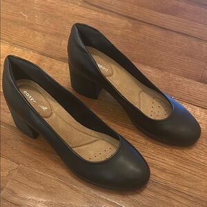 Easy Spirit Jain Women's Black Leather Pumps. Great Condition.